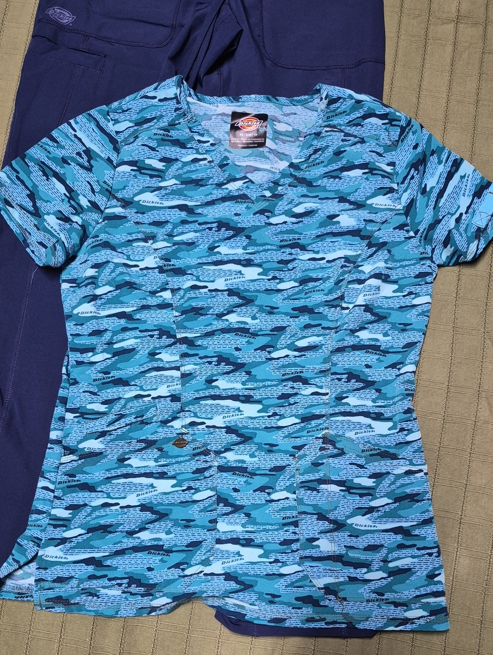 Dickies Teal & Navy Camo Scrub Top Xs